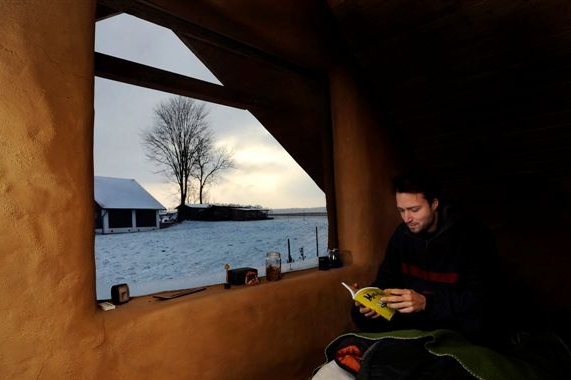 V teple slámy? Nový domek v libereckých Křižanech. 