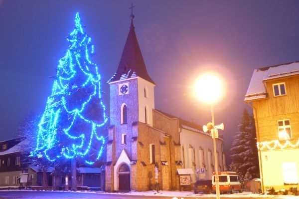 Vánoční strom dosáhl výšky 26,5 metrů.