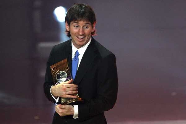 Lionel Messi s trofejí pro nejlepšího fotbalistu světa.