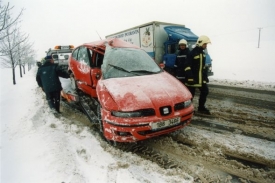 Meteorologové varují řidiče i chodce před náledím.