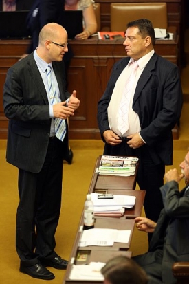 Spořivý Bohuslav Sobotka ve sněmovně s Jiřím Paroubkem.