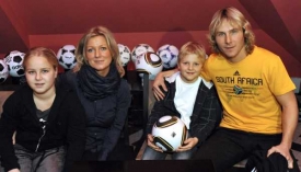 Pavel Nedvěd se svou rodinou.