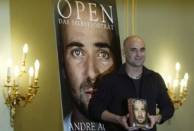 Tenista s pošramocenou pověstí. Andre Agassi při křtu své knihy.