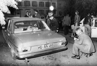 Francouzská policie zkoumá vůz, v němž našla tělo mrtvého Bubacka.
