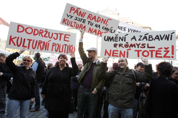 V dubnu divadelníci demonstrovali před magistrátem.