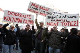 V dubnu divadelníci demonstrovali před magistrátem.