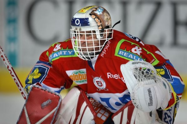 Dominik Hašek se vrátil po zranění do branky Pardubic.