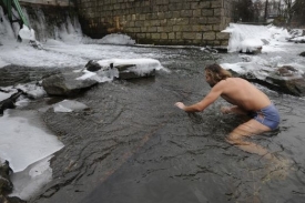 Štědrodenní koupání se letos v Boleslavi konalo již posedmé.
