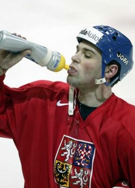 Jaromír Jágr se občerstvuje při tréninku české reprezentace.