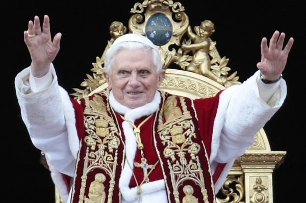 Papež Benedikt XVI. podle tradice požehnal Městu a světu.