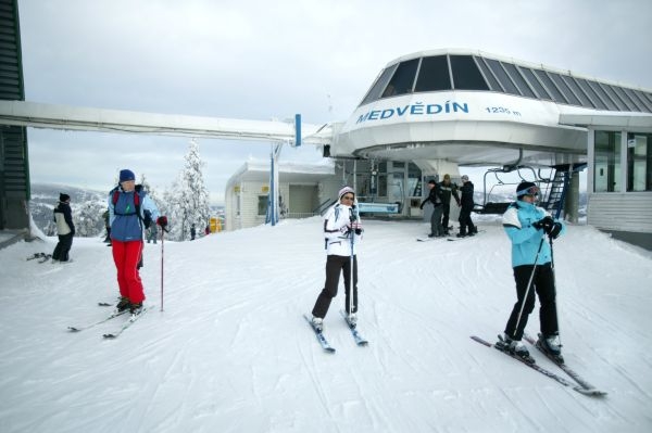 V Krkonoších se lyžovalo. Počasí vlekařům pomáhá. 