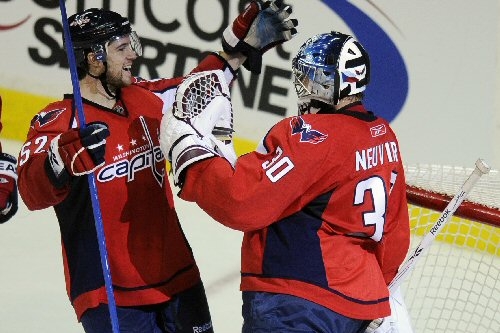Michal Neuvirth oslavuje se spoluhráči výhru nad New Jersey.