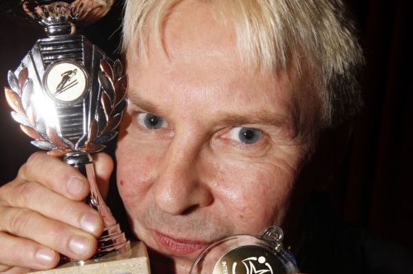 Dříve úspěšný Nykänen má problémy s alkoholem a agresivitou.