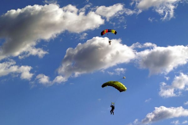 Parašutisté se zranili při sportovní akci na Vítkově.