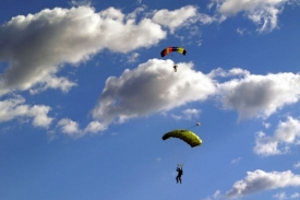 Parašutisté se zranili při sportovní akci na Vítkově.