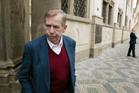 Tři čtvrtiny Čechů hodnotí Václava Havla pozitivně.