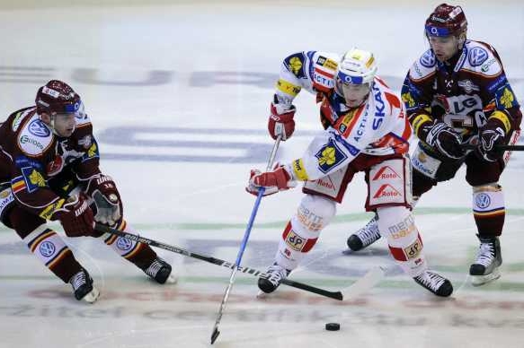 Roman Červenka (uprostřed) v pražské derby se Spartou.