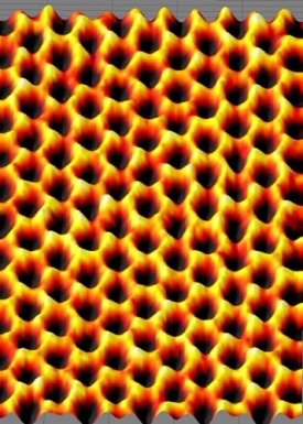 Grafen tvoří jediná vrstva atomů uhlíku uspořádaná do pravidelné sítě.