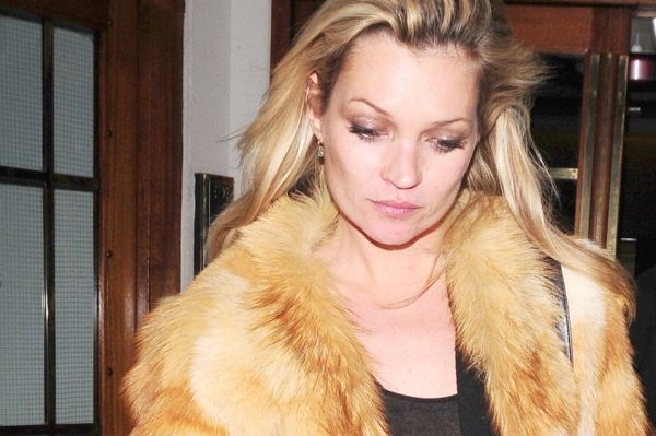 Modelka Kate Mossová dělá starosti ochráncům zvířat.