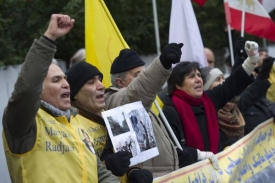 Lidé protestovali i před íránským velvyslanectvím v Berlíně.