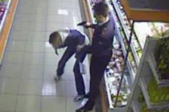 Policista zabijí jednoho po druhém lidi v nákupním centru.