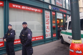 Zátah policejního komanda v pražské směnárně Aktive Change.