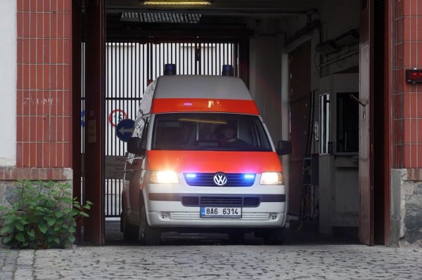 Sanitka dostihla osobní vůz až v nemocnici.