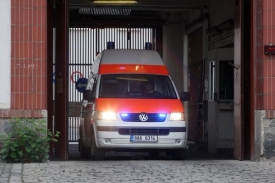 Sanitka dostihla osobní vůz až v nemocnici.