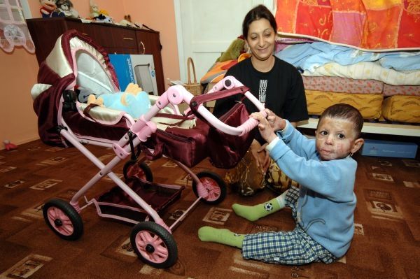 Natálka dostala k Vánocům spoustu dárků, na snímku s maminkou.