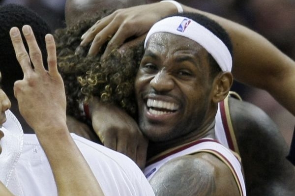 LeBron James v objetí spoluhráčů