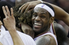 LeBron James v objetí spoluhráčů