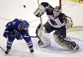 Ondřej Pavelec si získává v NHL respekt.