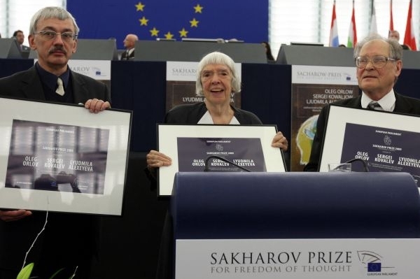 Ruská policie zatkla ochránkyni lidských práv Ljudmilu Alexejevovou.