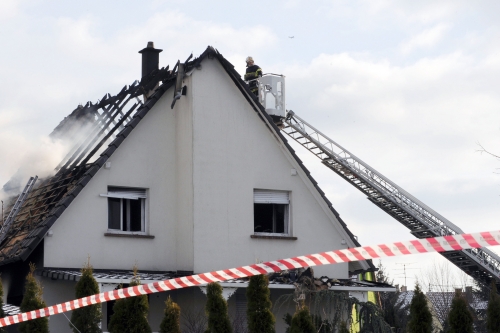 V požárem poničeném domě byly nalezeny tři mrtvé dívky a muž.