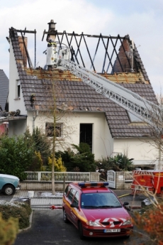 V pož&aacute;rem poničen&eacute;m domě byly nalezeny tři mrtv&eacute; d&iacute;vky a muž.
