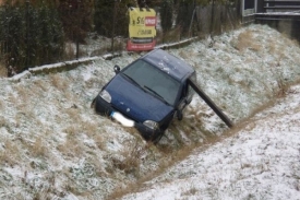 V Šilheřovicích na Opavsku vyprošťovali hasiči auto z příkopu.