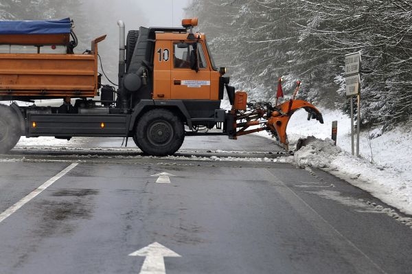Auto se srazilo se sypačem, když se otáčel (ilustrační foto).