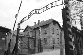 Arbeit macht frei, viselo vězňům nad hlavou.