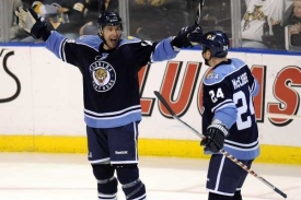 Český útočník Radek Dvořák (vlevo) vstřelil hattrick Pittsburghu.