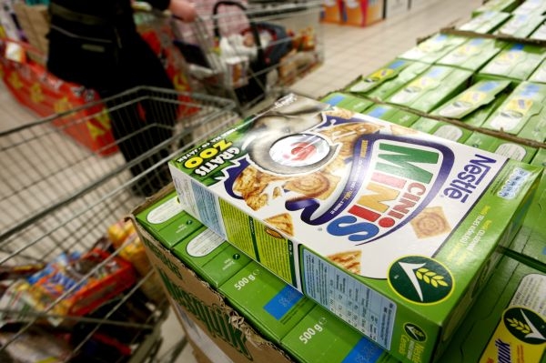 Potravinářský gigant Nestlé se zbavuje výrobce Alconu.