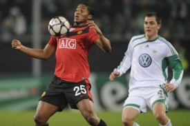 Antonio Valencia (v červeném) podal jako jediný obstojný výkon.