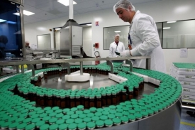 Zaměstnanec společnosti Sanofi-Pasteur kontroluje výrobu vakcín.