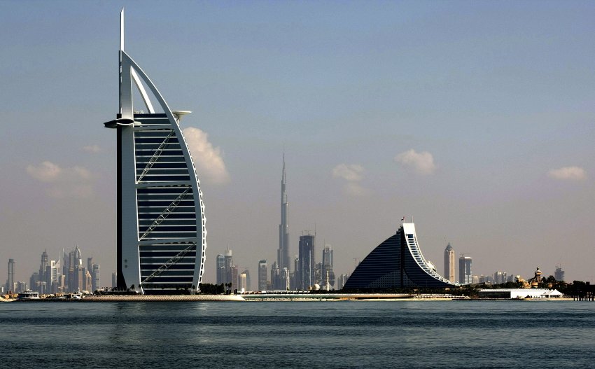 Napravo od Věže Arabů se tyčí Dubajská věž (uprostřed).