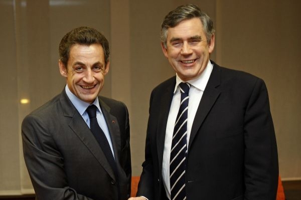 Nicolas Sarkozy a Gordon Brown (vpravo).