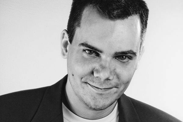 Chris Hughes jde s dobou, zájemce o hypnózu loví na webu.