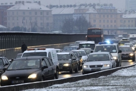 Automobily zlevňují.