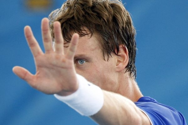 Tomáš Berdych zdraví diváky v Brisbane.