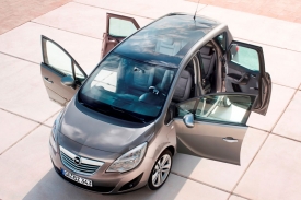 Dveře nového Opelu Meriva se vyklápějí směrem dozadu.