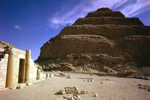 Hrobka leží v blízkosti Džóserovy stupňovité pyramidy.