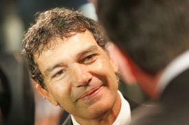 Antonio Banderas je na svou hřívu pyšný.